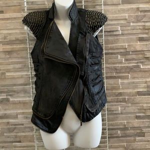 Unique vest w/ detail